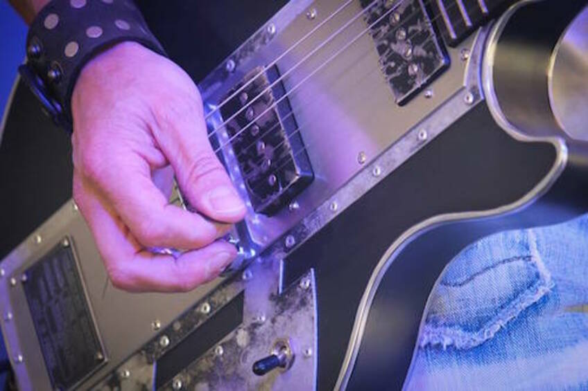 Billy Gibbons Plays a Meloduende with BKPs.